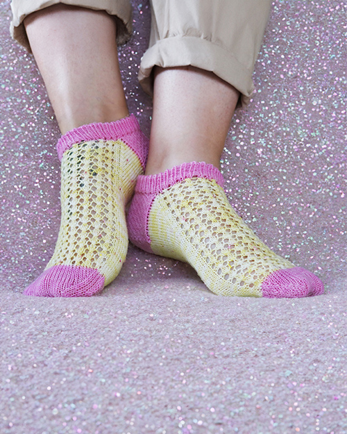 Speckle Pop Socks Knitting Pattern glttery background